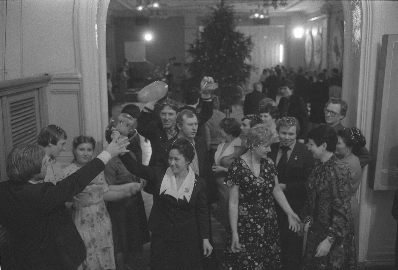 1983 год, декабрь. ДК ЧМКа Новогодний бал. Фото М. Петрова.jpg 1983 год, декабрь. ДК ЧМКа Новогодний бал. Фото М. Петрова.jpg