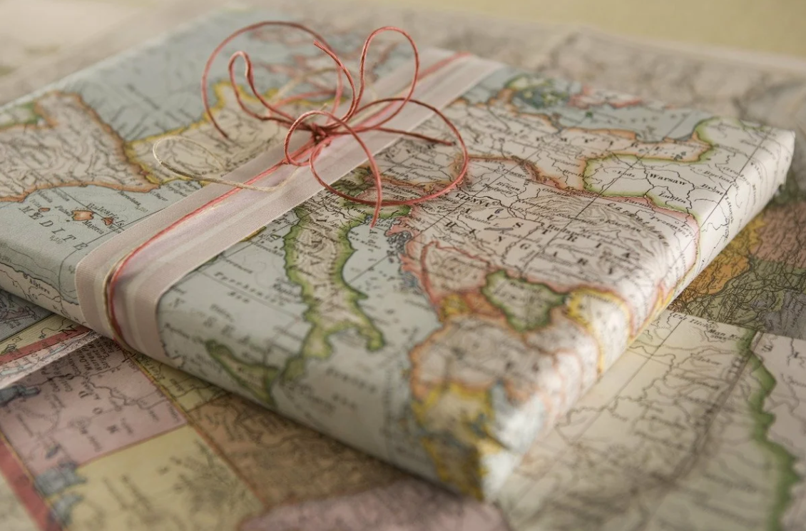 Поездка сюрприз. Подарок путешественнику. Подарки из путешествий. Упаковка подарка для путешественника. Путешествие в подарок.