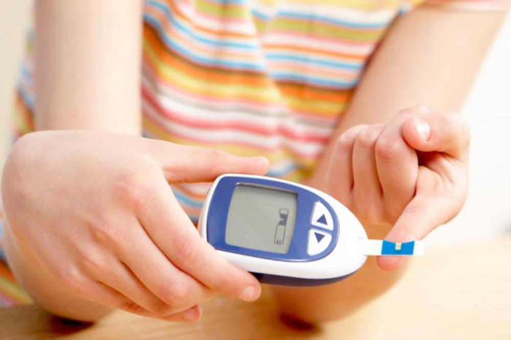 Девочка 9 лет страдает сахарным диабетом получает. Сахарный диабет у детей. Глюкометр для детей. Сахарный диабет 1 типа у детей. Дети больные сахарным диабетом.