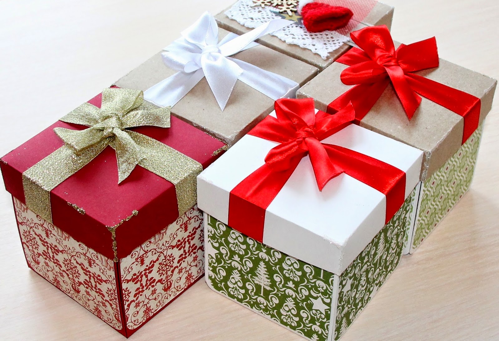 Подарки на новый город. Подарочные коробки. Коробочка для подарка. Красивые коробочки для подарков. Подарочные коробки на новый год.