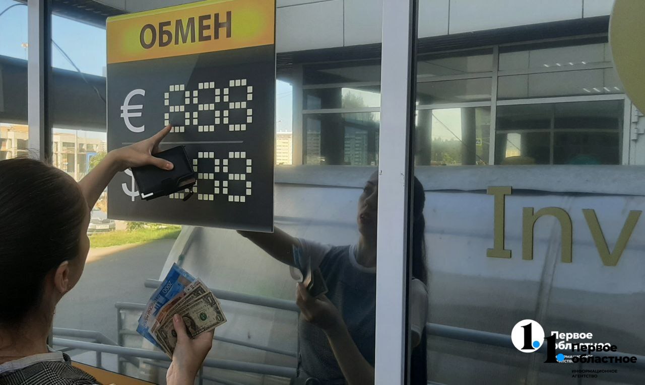 Где в москве обменять рубли на доллары. Обмен валюты. Черный рынок обмена валюты. Доллар в Челябинске. Купить доллар.