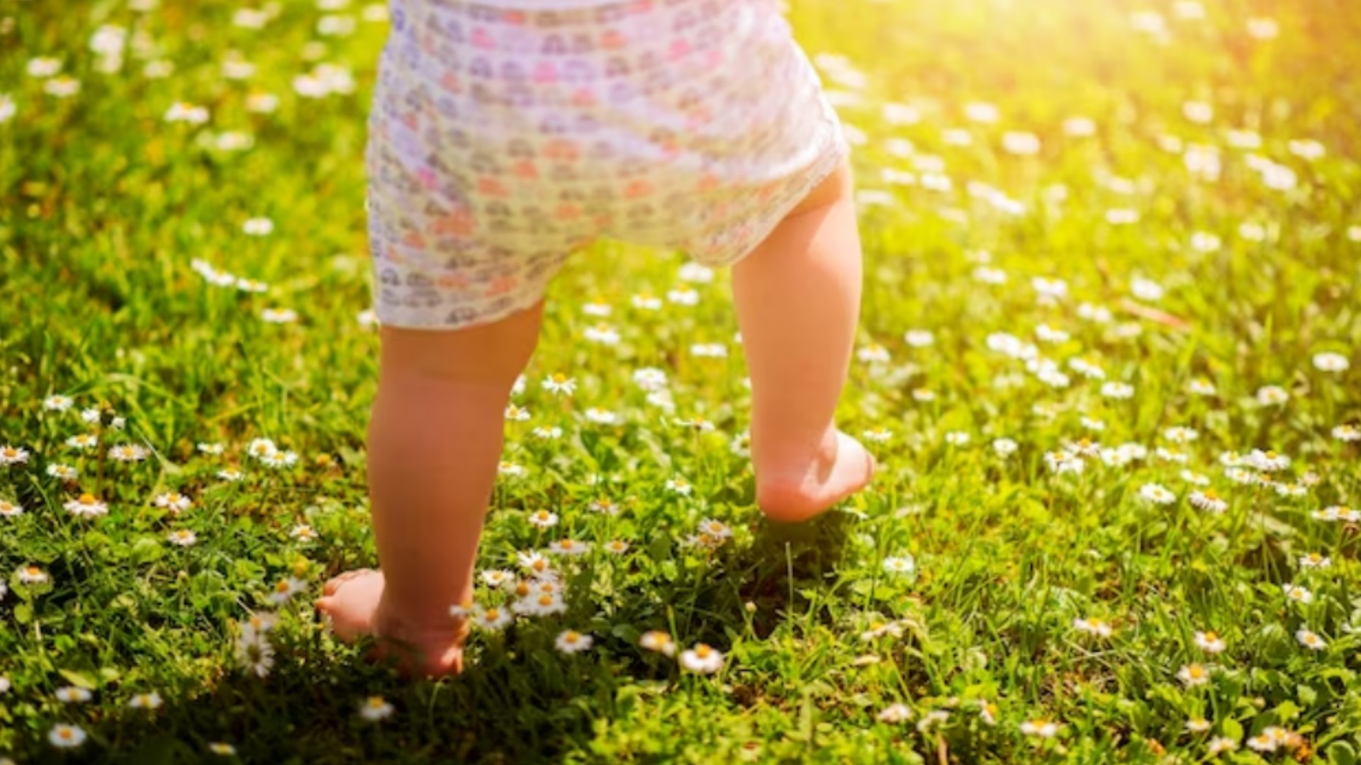 Наши ножки шагают по дорожке. Первые шаги ребенка. Детские ножки по дорожке. Маленькие ножки. Дети бегут по траве.