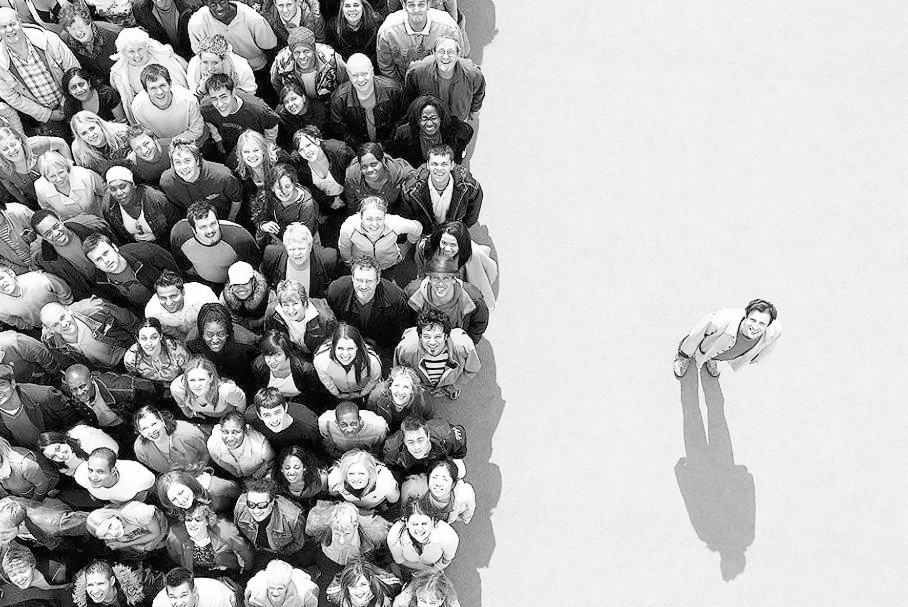 Бывать среди. Один из толпы. Толпа людей и один человек. Человек из толпы. Один среди.