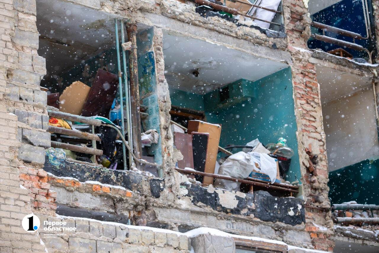 дом не помню там. тебя ждут дома плакат. тебя ждут дома. дом не помню там. дом с сердцем из окон.