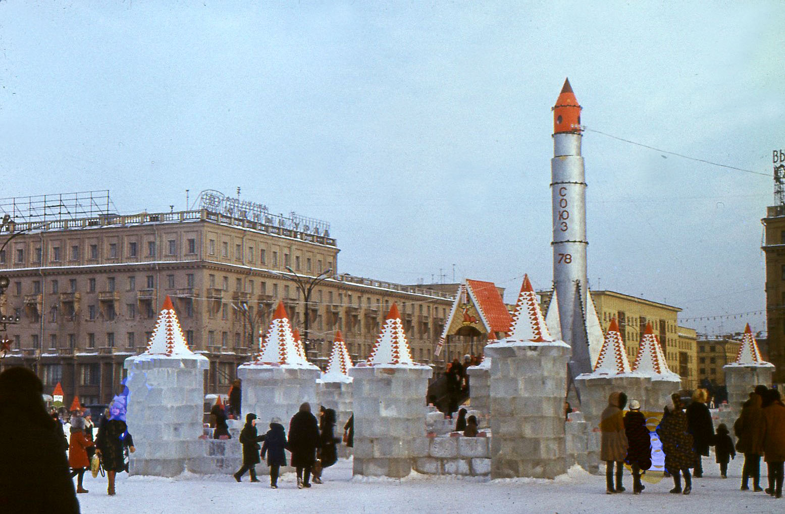 1128678 Ракета в снежном городке.jpg