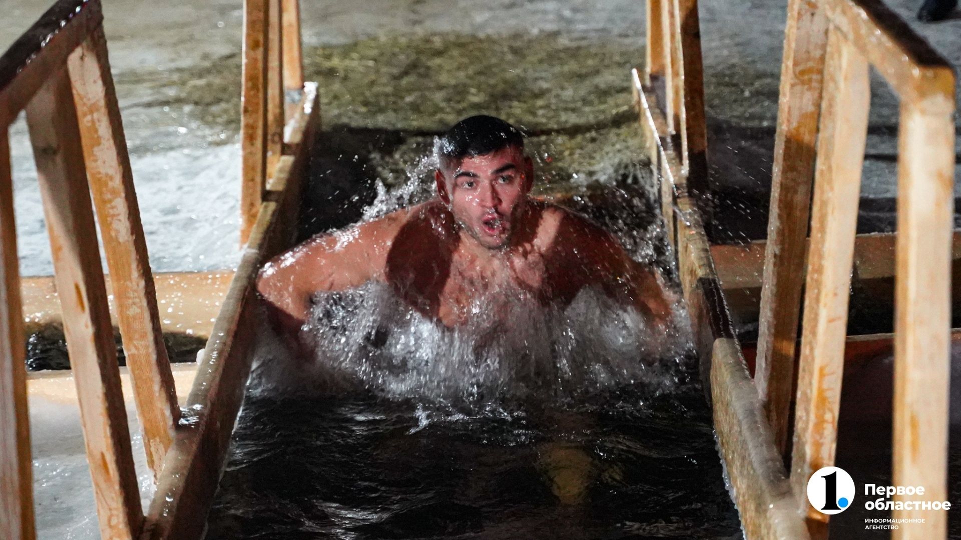 Можно мыться в крещение в ванной дома. Можно мыться в крещение в ванной дома. Крещение в белоруссии. Купание на крещение приколы. Купание в проруби.