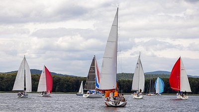 Более 300 яхтсменов сразились за Кубок губернатора по парусному спорту на Увильдах