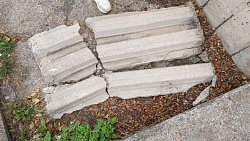 В Трехгорном на годовалого ребенка упала облицовочная плита