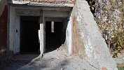 В Троицком районе суд обязал власти закрыть доступ к заброшенному зданию рядом с детской площадкой